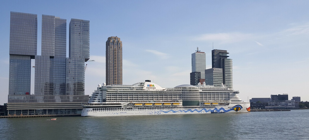 De Rotterdam met Aida cruiseboat in de Maas